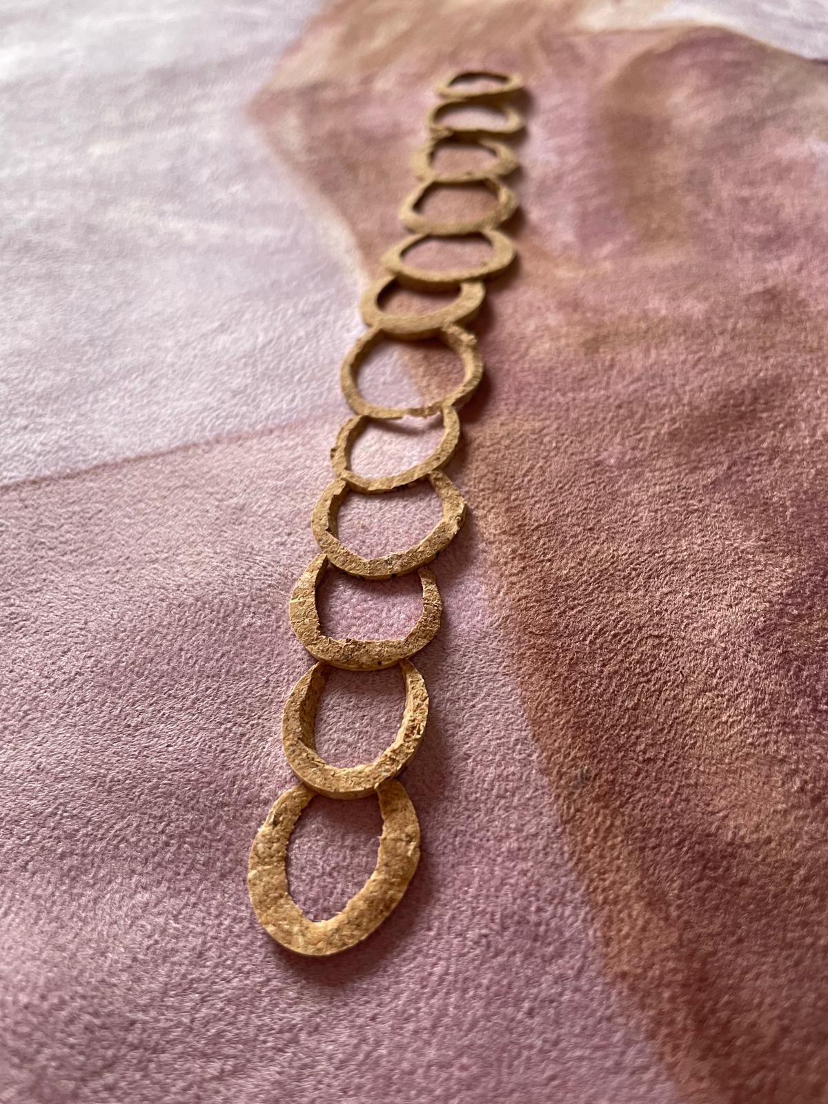 Dettaglio materico dell'opera Woman in Chains di Luciana Vilas Boas, realizzata con tappi di vino