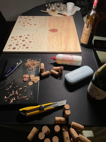 Tavolo di lavoro con tappi di sughero durante la composizione artistica