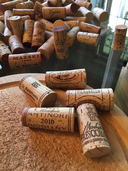 Materia grezza: tappi di sughero selezionati per le opere di Luciana Vilas Boas