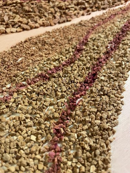 Texture di sughero e vino: dettaglio materico delle opere di Luciana Vilas Boas